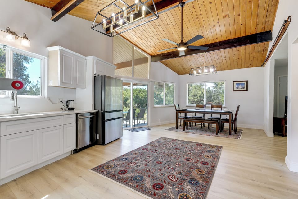 Kitchen & Dining Area | Dishware/Flatware | Single-Story Home