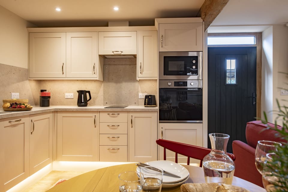 Divico, nr York: Kitchen and dining area