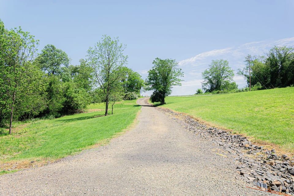 Long driveway leading into Starry snug