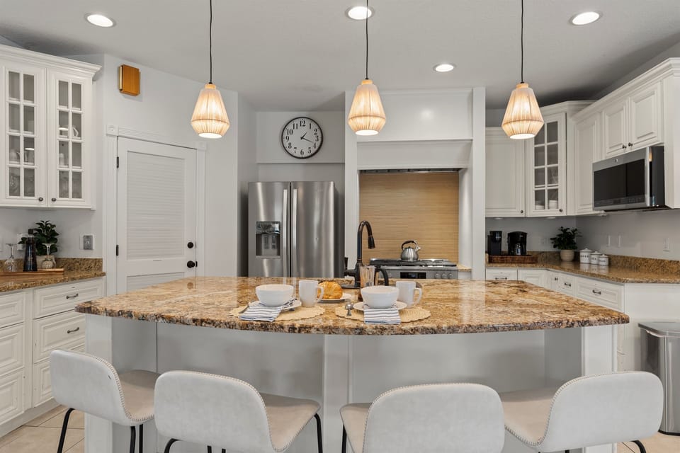 Spacious gourmet kitchen, fully equipped with a 6-burner range for culinary enthusiasts and 4 bar seats at the kitchen island for additional dining options