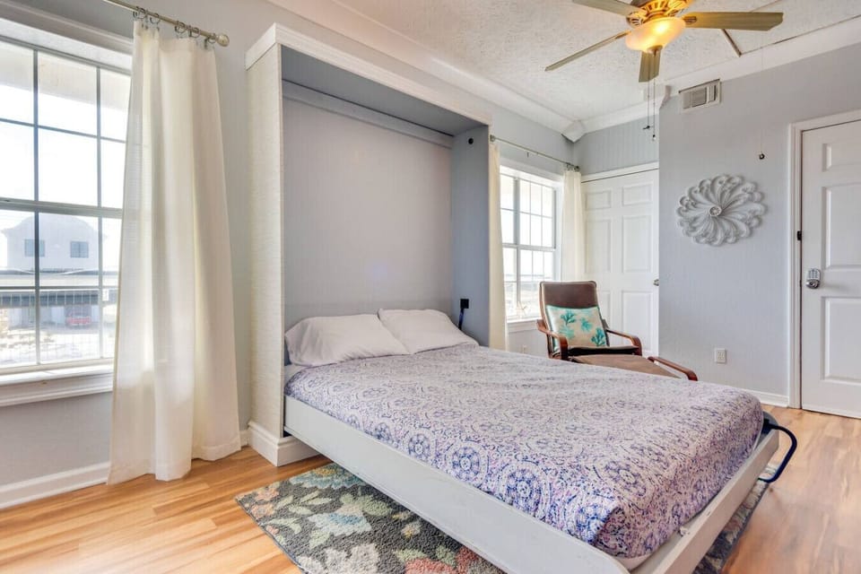 Additional Sleeping | Queen Murphy Bed