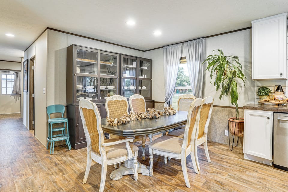 Dining Area | Dishware & Flatware | Central A/C & Heat