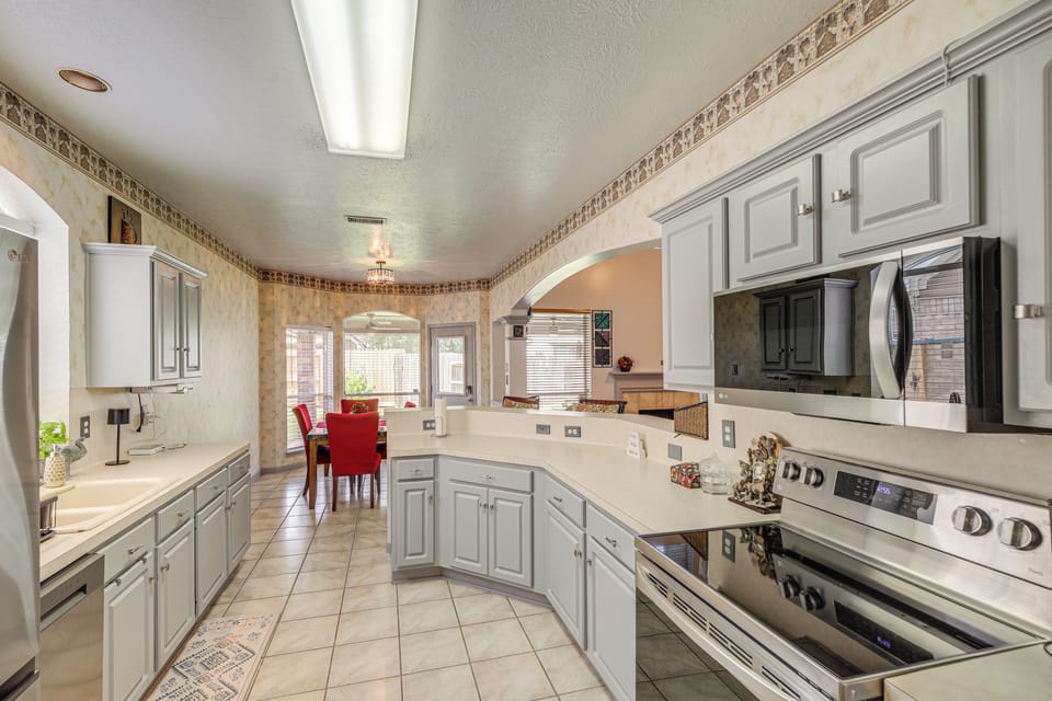 Kitchen | Keurig Coffee Maker | Dishwasher | Air Fryer | Blender | 1st Floor