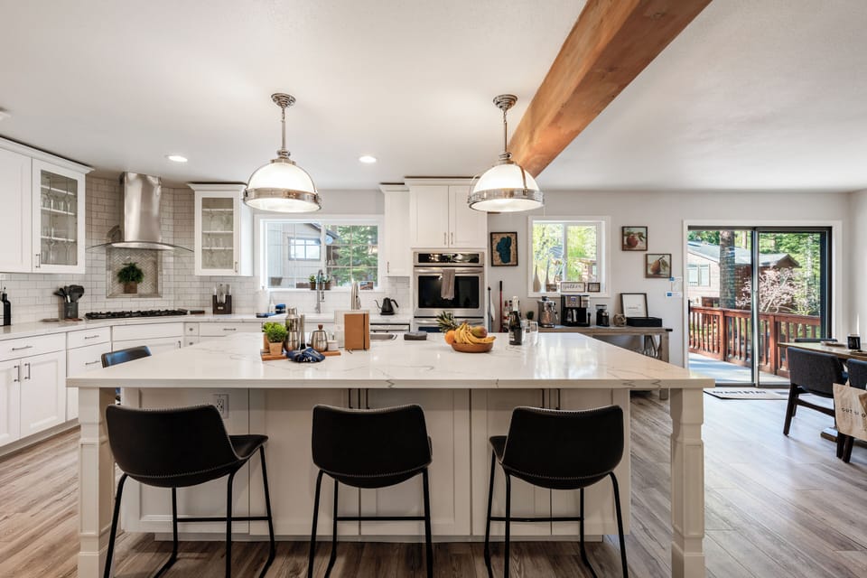 Enjoy casual dining and conversations.