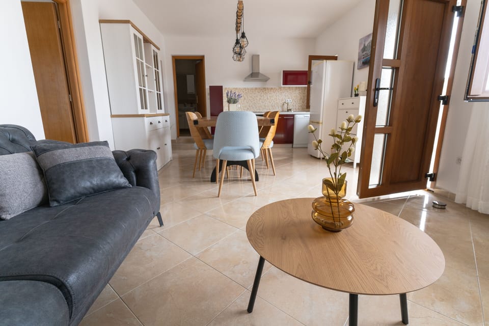Spacious living room with terrace acces