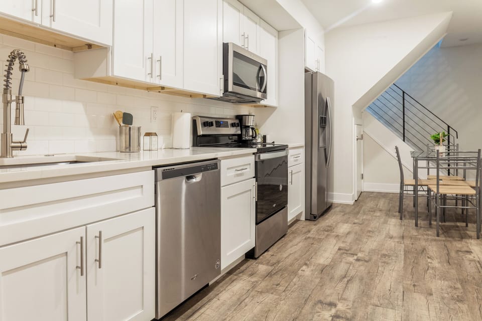 A fully equipped kitchen designed to make cooking during your stay easy and enjoyable. #HomeCooking #GuestReadyKitchen