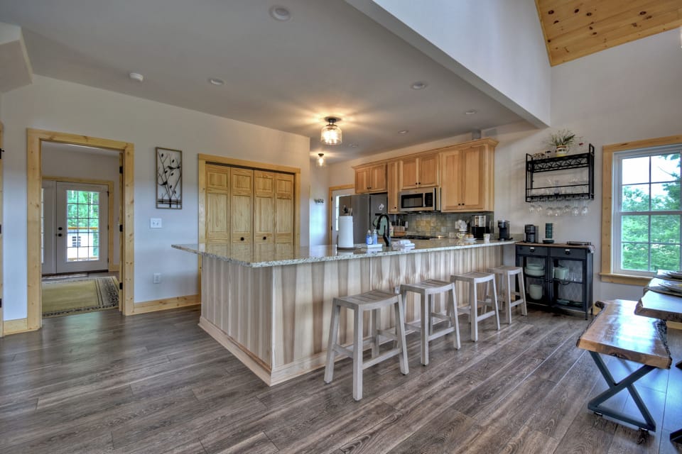 Spacious kitchen island ideal for casual breakfasts, wine and cheese nights, or chatting with the cook as you unwind in your Ellijay cabin rental.