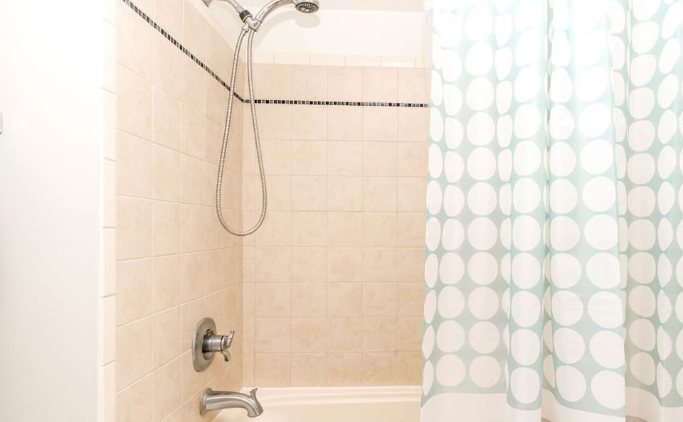 Jack & Jill Hall Bath with Tub II