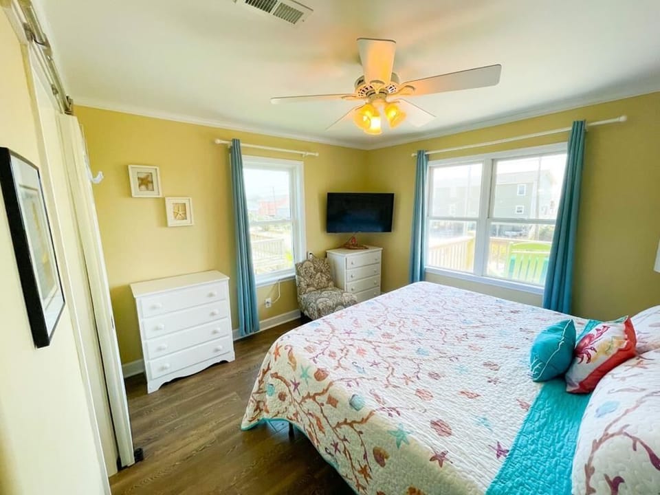 Additional view of bedroom