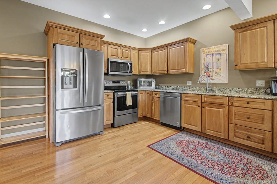 Full Kitchen w. Stainless Steel Appliances