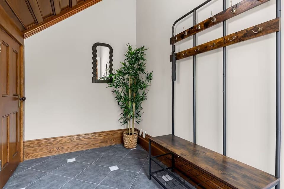 Entry / Laundry Closet
