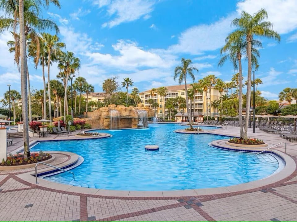 6 outdoor pools, free cabanas, pool umbrellas
