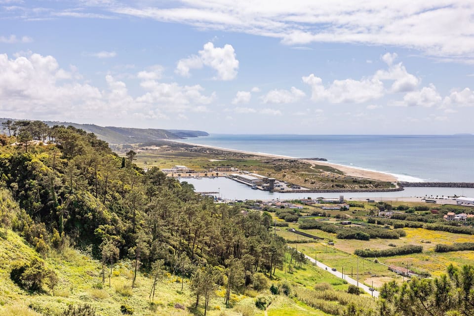 2-bedroom apartment with pool and sea view in Nazaré. Located in Pederneira, perfect for holidays with unforgettable sunsets.
