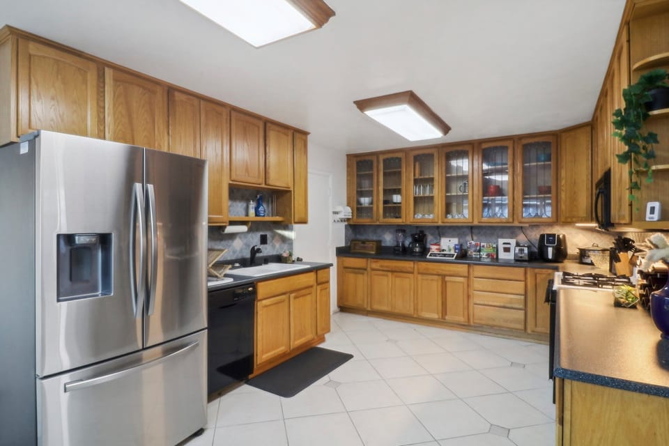 Cook, order in, or walk 10 minutes to restaurants, bars, and cafes!