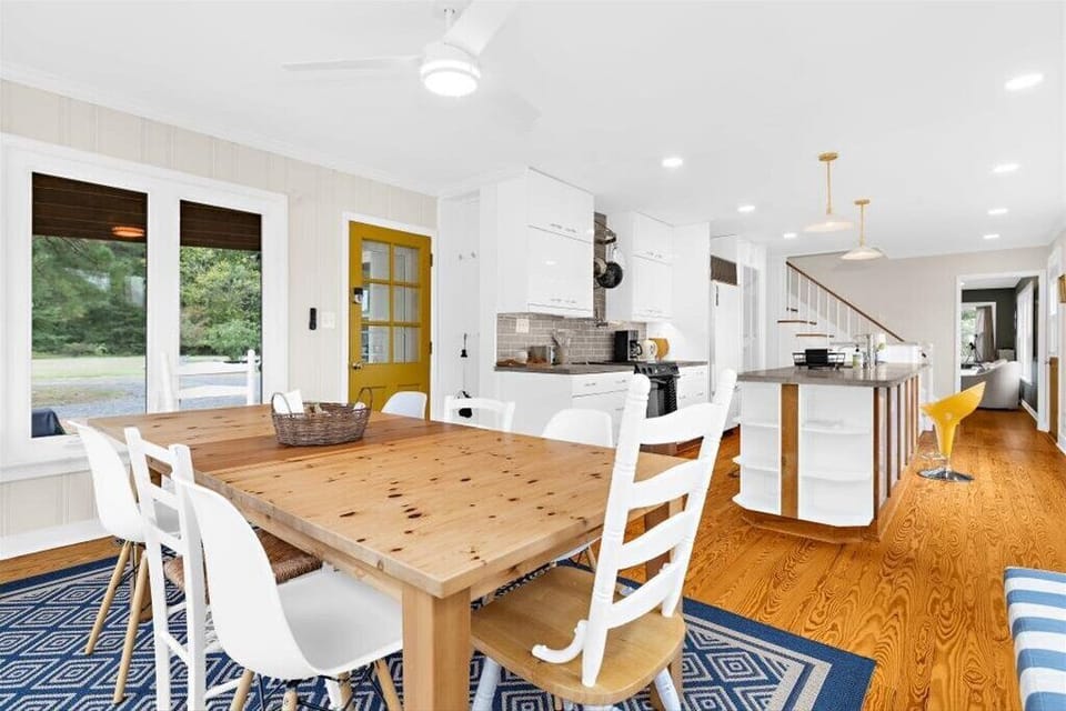 Open concept dining and kitchen area