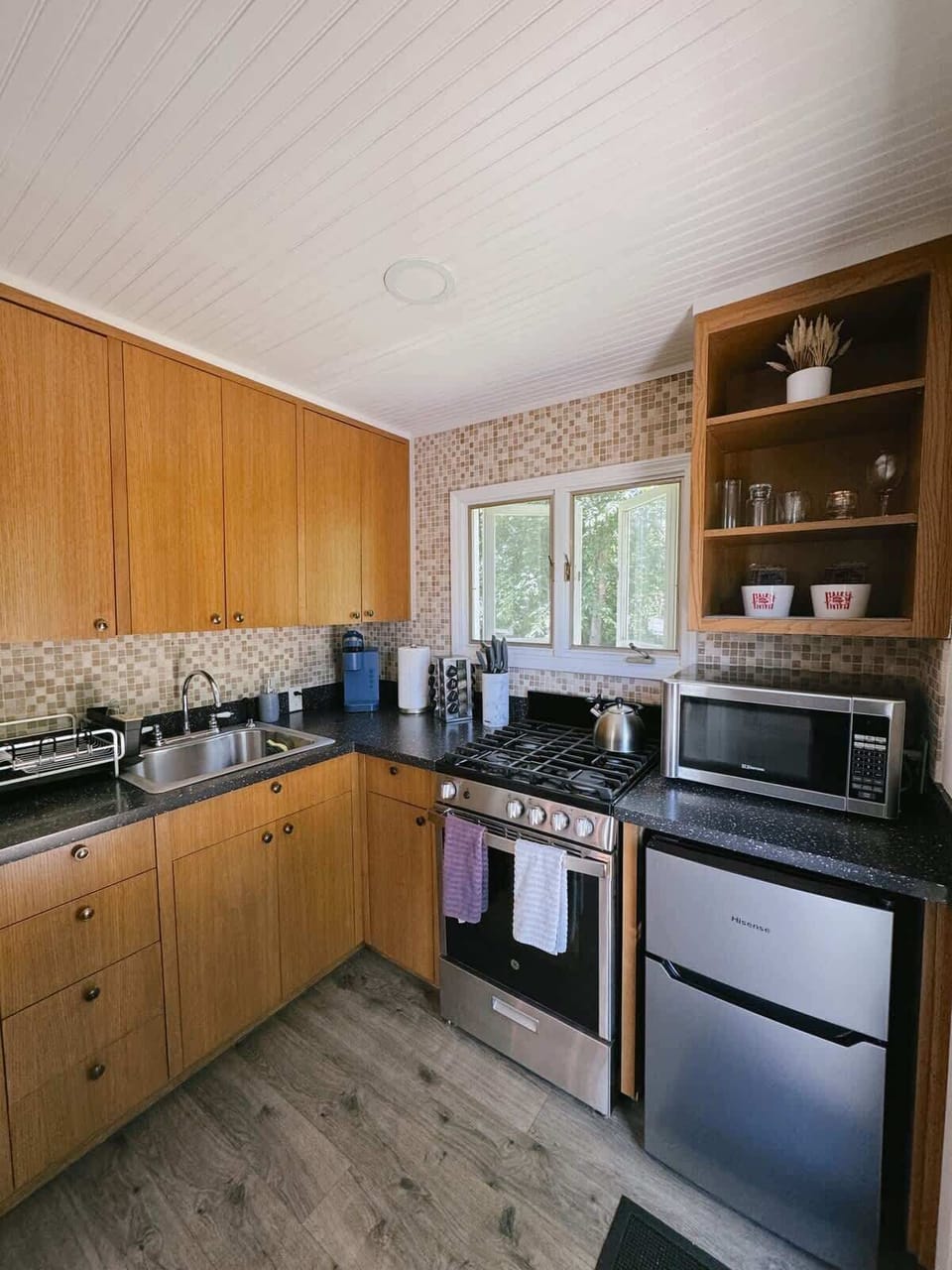 Full Kitchen 

Keurig 

Seasonings 

Microwave 

Mini fridge 

Oven 

Tea pot 