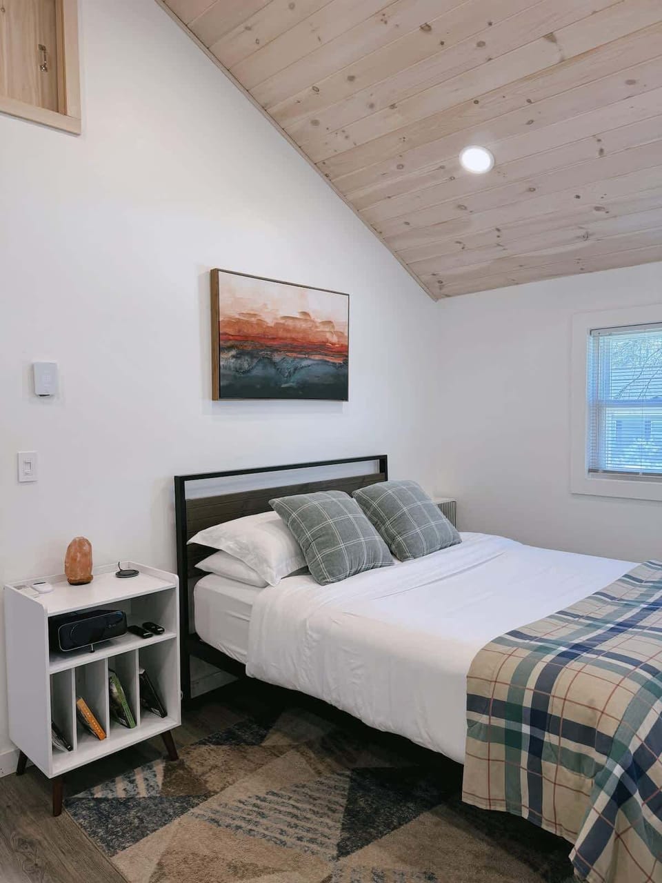 Queen size bed 

Newly renovated cathedral ceilings with a fan