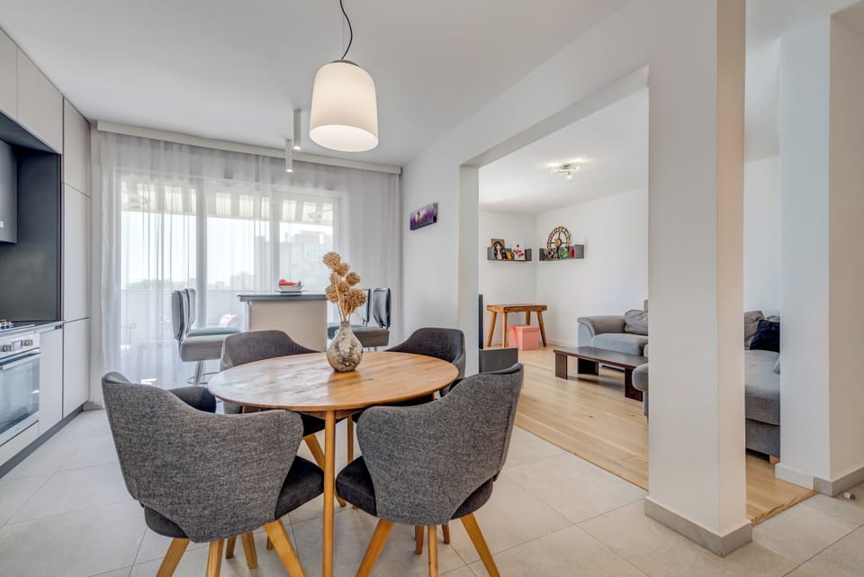 Kitchen & dining area