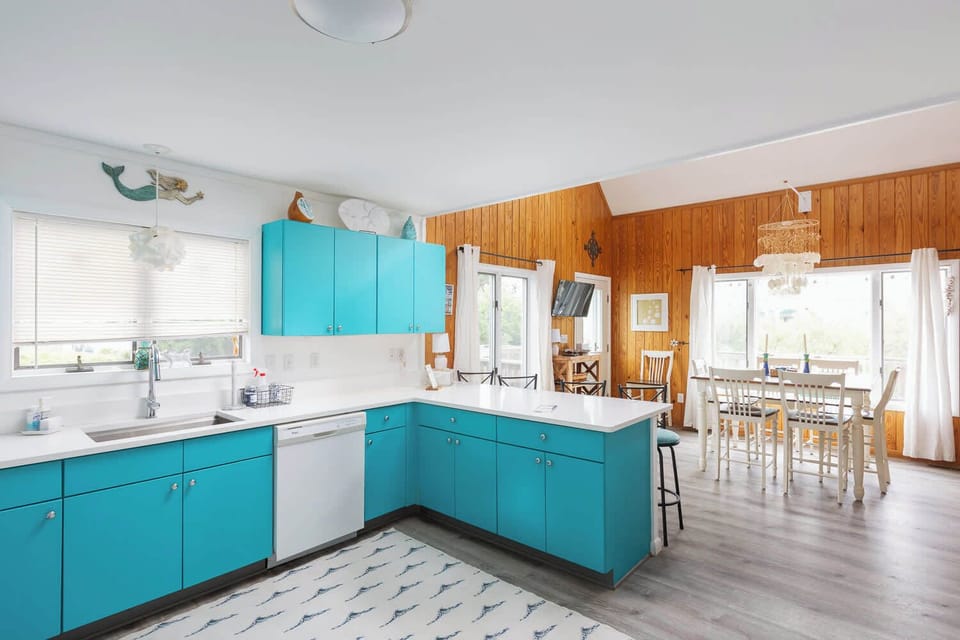Mid Floor Dining Area & Kitchen