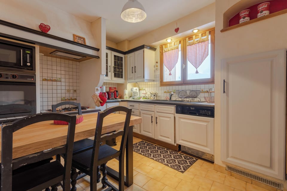 Fully equipped kitchen, perfect for concocting Savoyard specialties. (2)