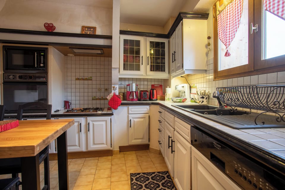 Fully equipped kitchen, perfect for concocting Savoyard specialties. (1)