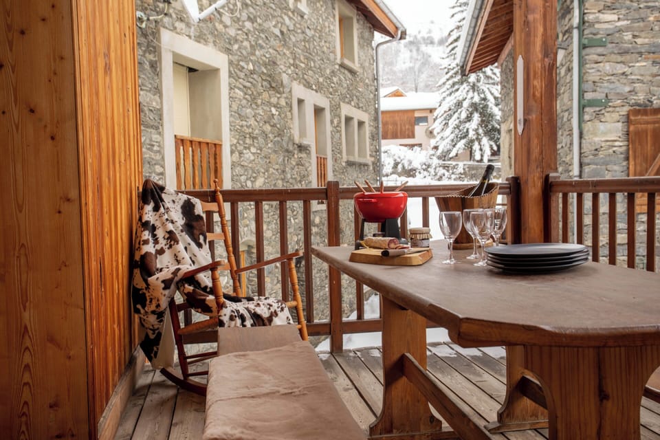 Spacious wooden terrace of 20m2, large table for 10 people, ideal for enjoying fondue and raclette (2)