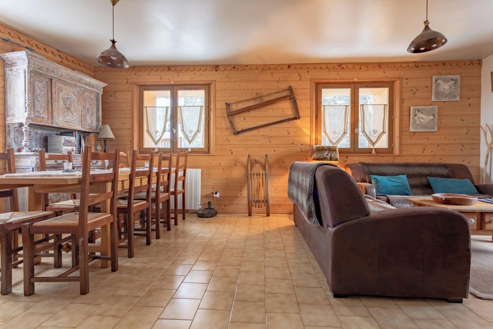 Dining room with authentic charm, 10 seats, perfect for friendly group meals. (2)