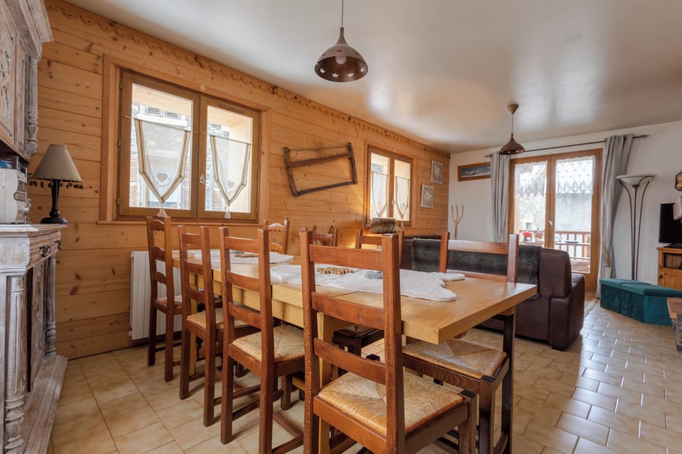 Dining room with authentic charm, 10 seats, perfect for friendly group meals. (1)