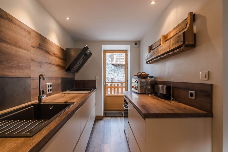 Fully equipped open kitchen, perfect for preparing Savoyard specialties.