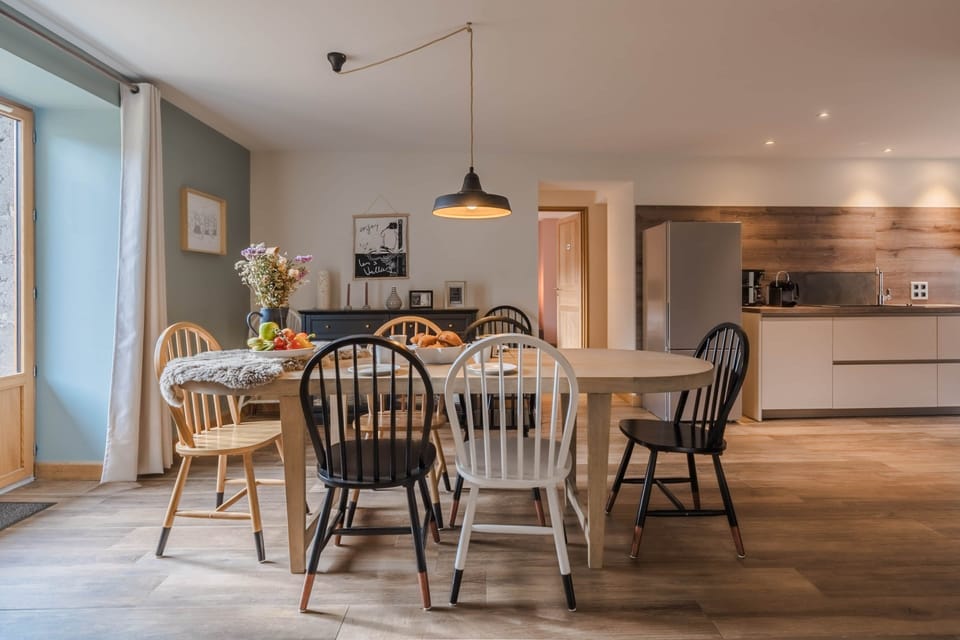 Spacious dining room for 8, ideal for enjoying raclette and fondue.