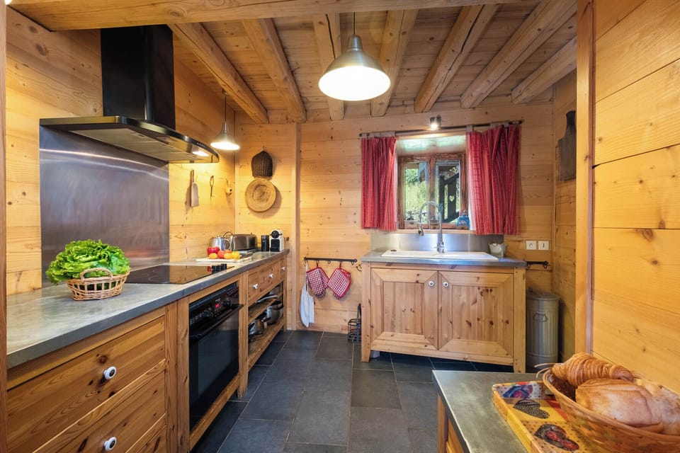 Fully equipped professional kitchen, ready to meet all your culinary needs. (1)