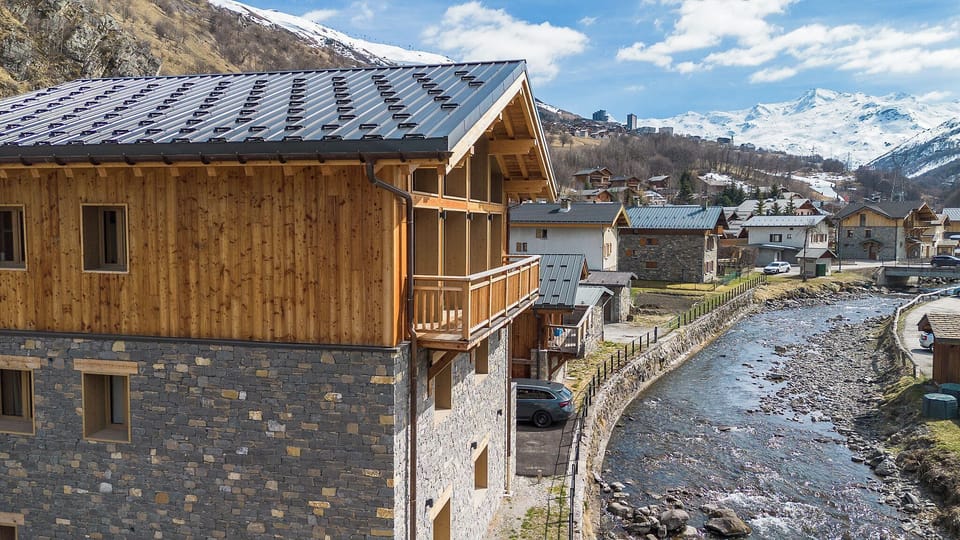 Ideal aerial view, chalet at the foot of the slopes, ski lift access in 5 minutes on foot.