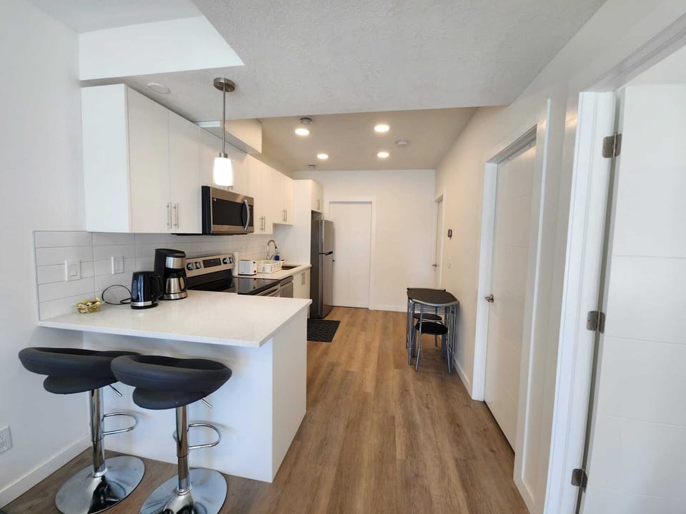 Full Kitchen & Dinning