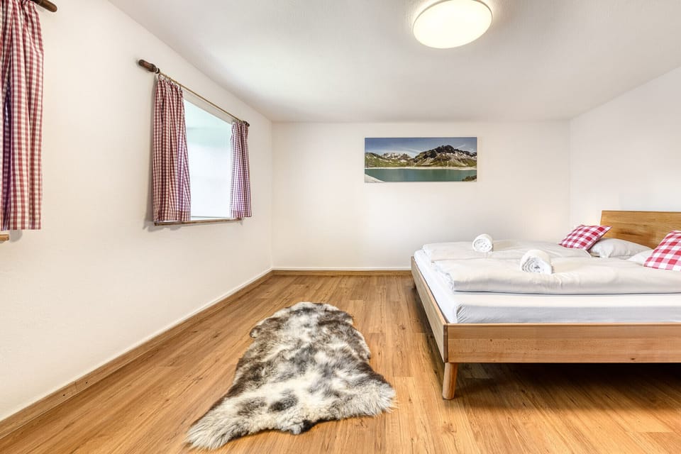 Bedroom with double bed in the Zimbablick chalet in Bartholomäberg in Montafon.