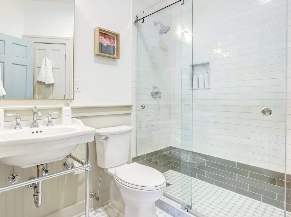King Suite #9 Bath