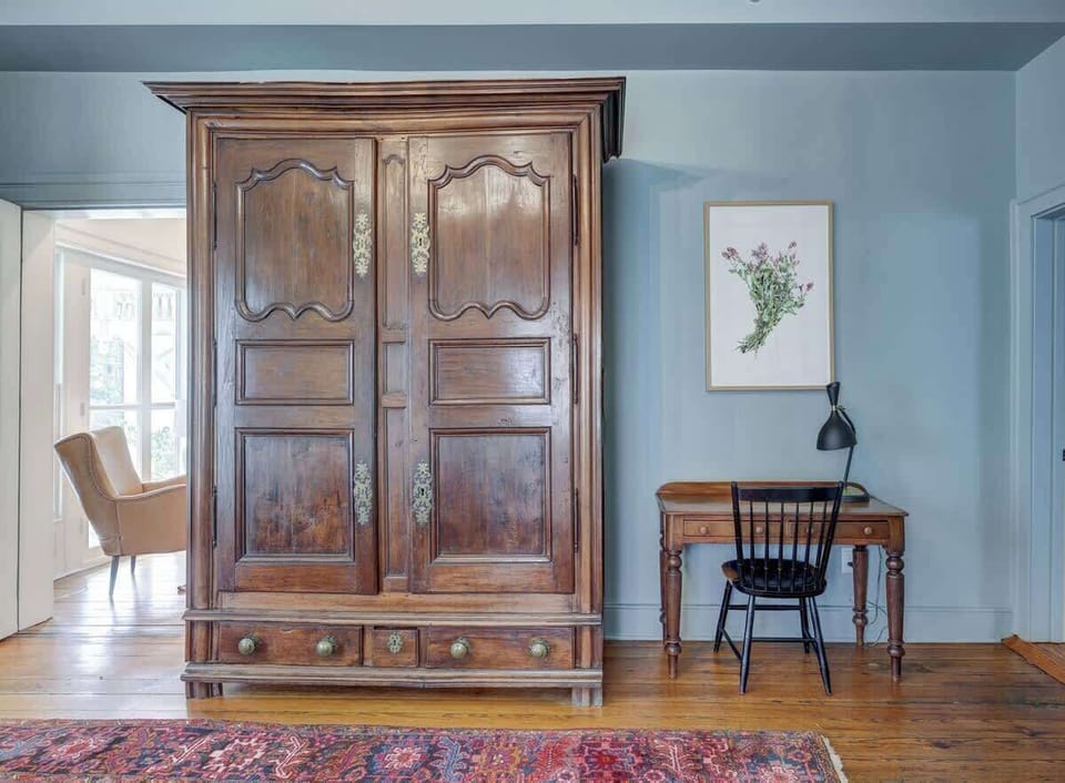 King Suite #9  w/ desk 