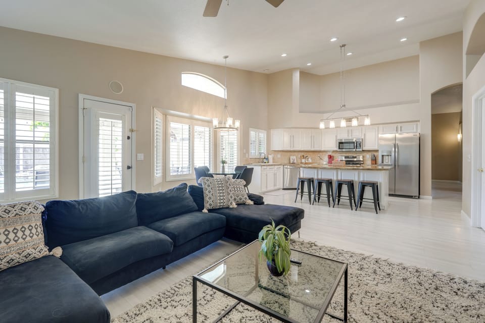 Living Room | Free WiFi | Smart TV | Central A/C | Fireplace