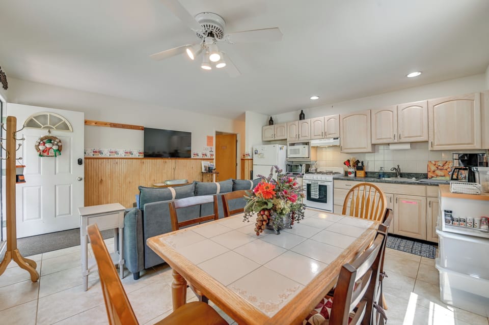 Dining Area | Dishware & Flatware Provided