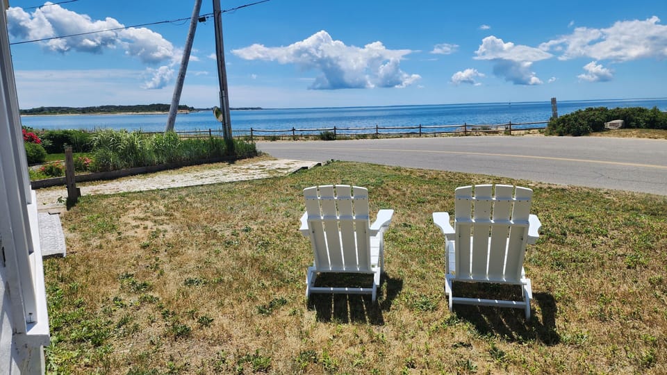 Gorgeous waterviews, bay breezes and only steps to the beautiful sandy beach!
