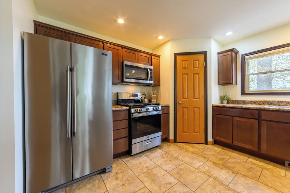 Kitchen - Fully equipped kitchen with refrigerator, range and dishwasher