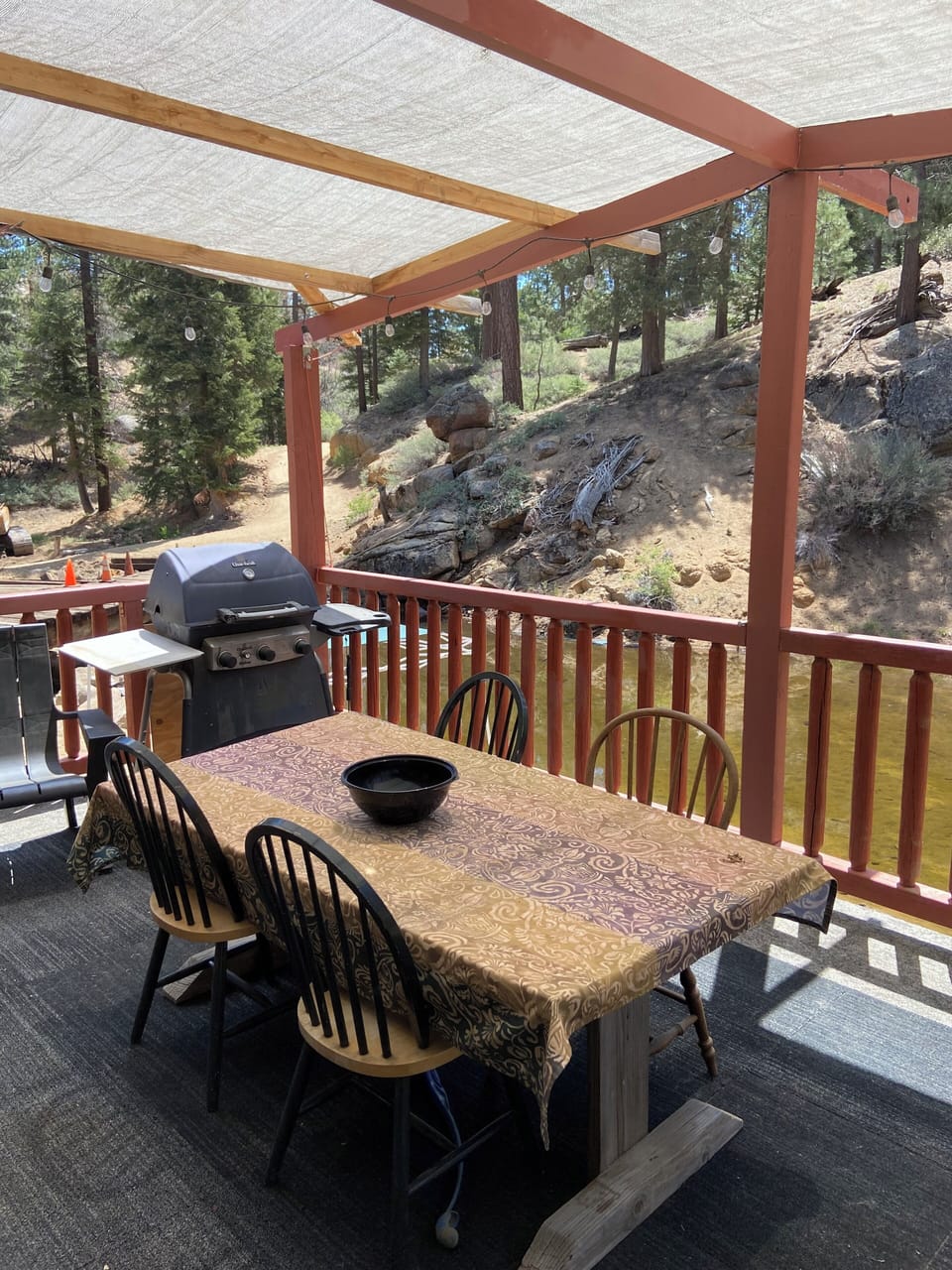  barbecue and picnic table surrounded by nature