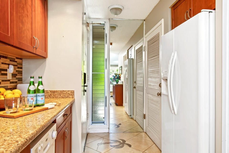 The lines between indoor and out fade as you dine surrounded by breezes, blossoms, and the sound of island life    MKV-C152
