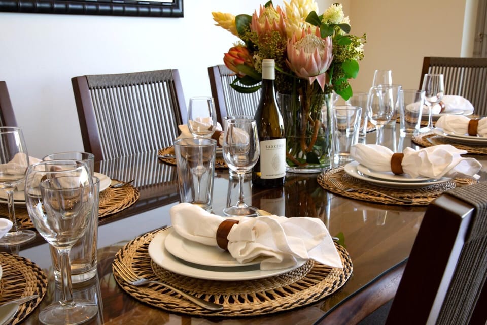 Beautifully set dining table perfect for any occasion HKH-204