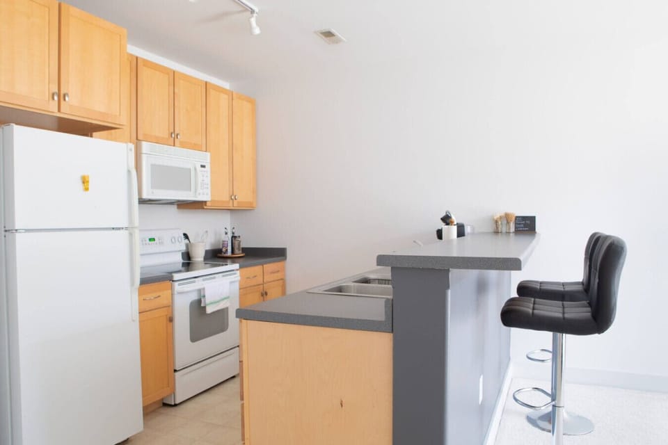 Full kitchen with bar seating