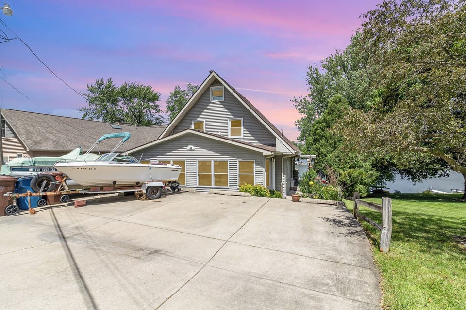 Front of the House / Parking for 4 cars