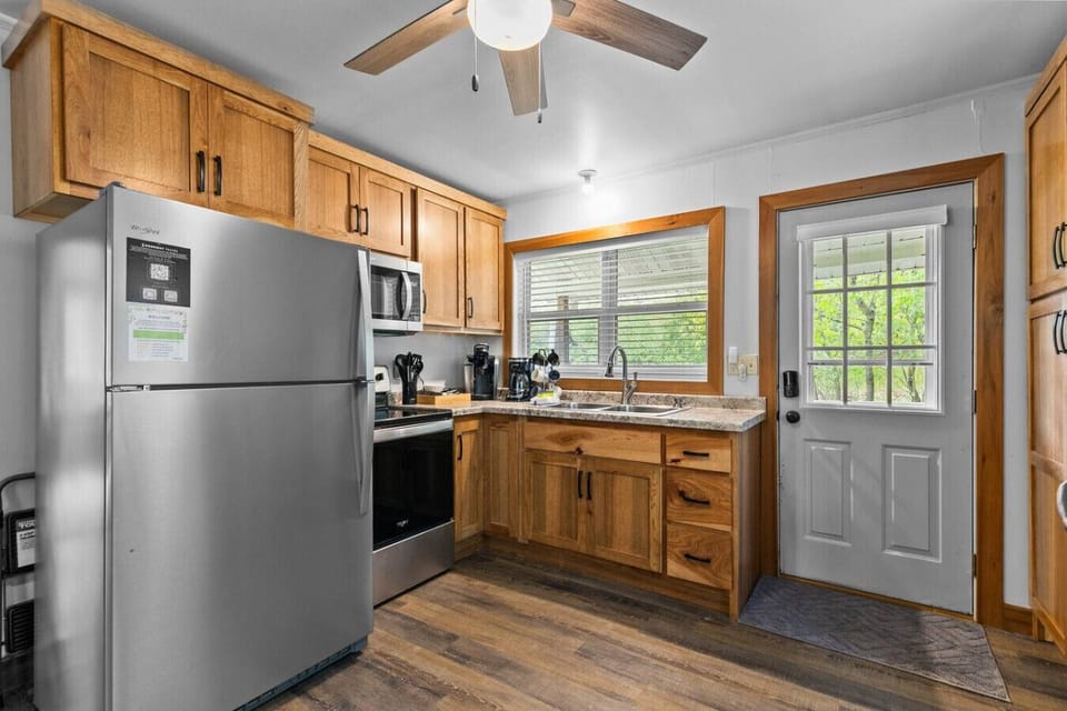 From morning coffee to midnight snacks—this kitchen’s got you.