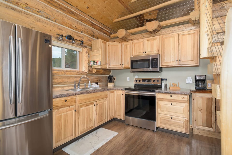Full kitchen - no dishwasher 