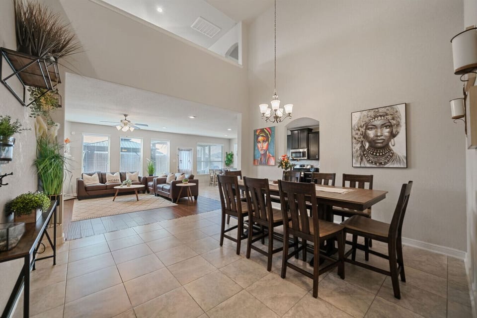 An elegant setting for everything from casual breakfasts to formal dinners.