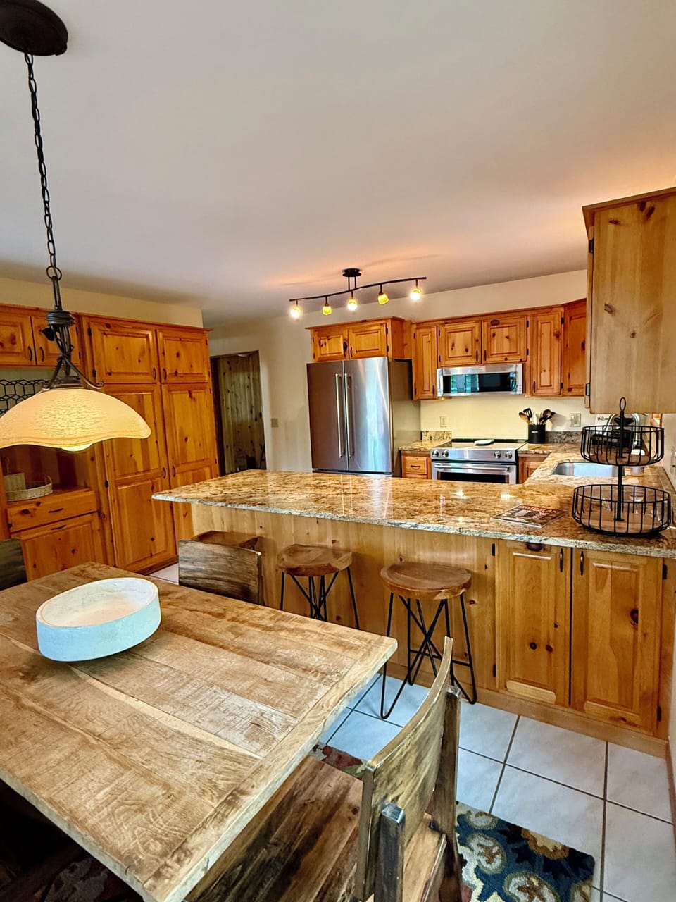 Seamless flow from kitchen to main room