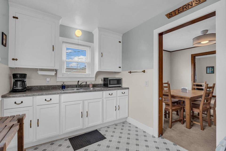 Bright, functional, and full of charm—this kitchen`s got all the fixin`s for breakfast or a group pizza party.